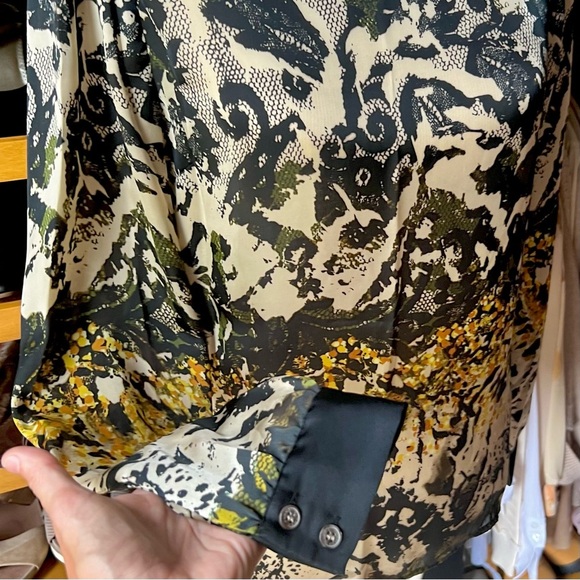 ⭐️BOGO FREE⭐️ Vince Camuto EUC blouse - Picture 4 of 11